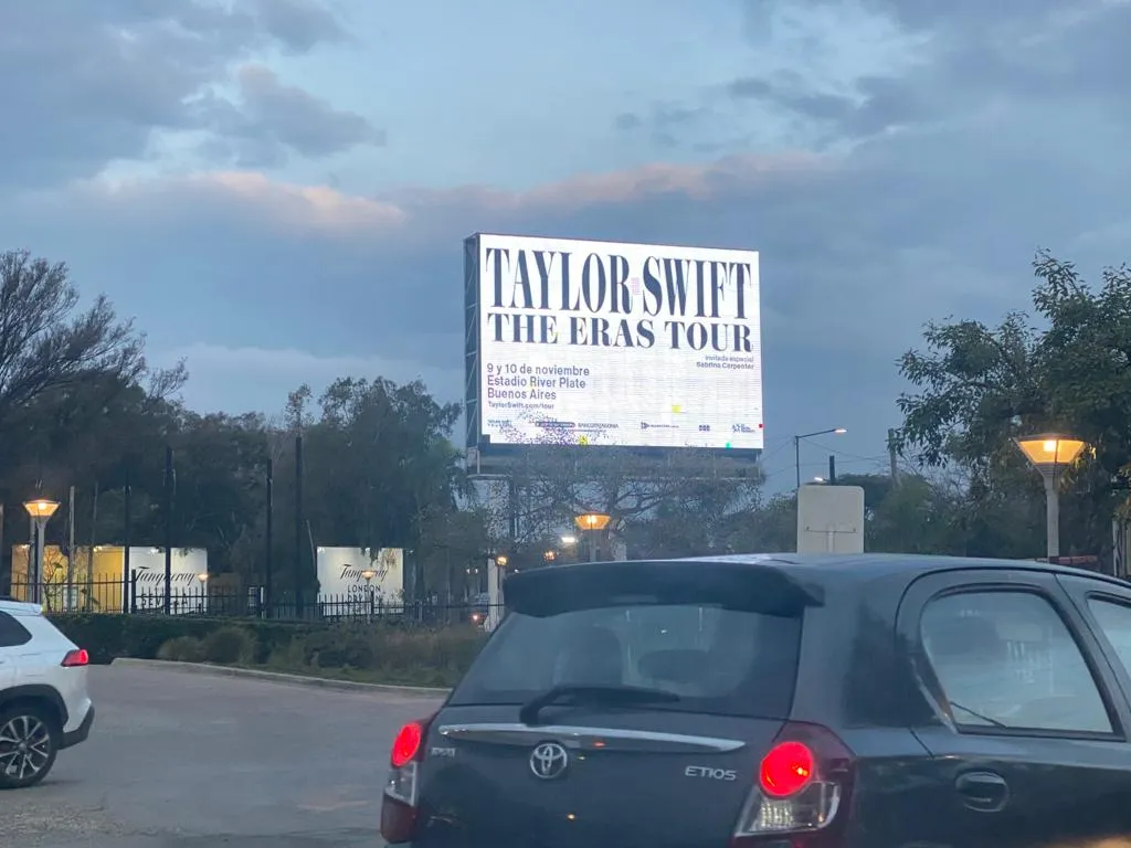 Cartel de vía pública de Taylor Swift para DF Entertainment en Buenos Aires